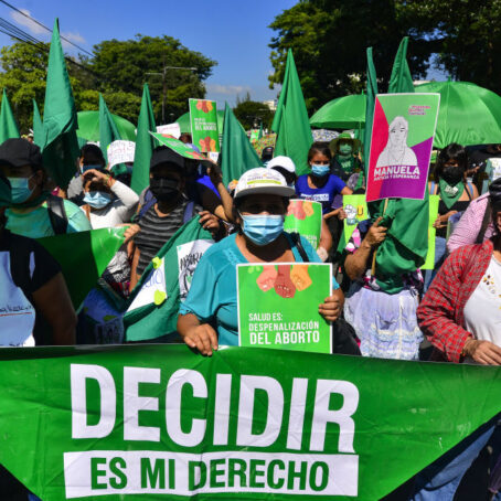 People stand together holding signs that say decidir es mi derecho