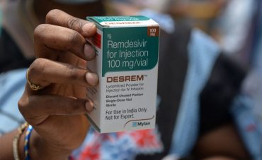 INDIA-HEALTH-VIRUS A weoman holds a box of Remdesivir, an antiviral drug used to treat Covid-19 coroanavirus symptoms, purchased from government dispensary in Chennai on April 27, 2021. (Photo by Arun SANKAR / AFP) (Photo by ARUN SANKAR/AFP via Getty Images)